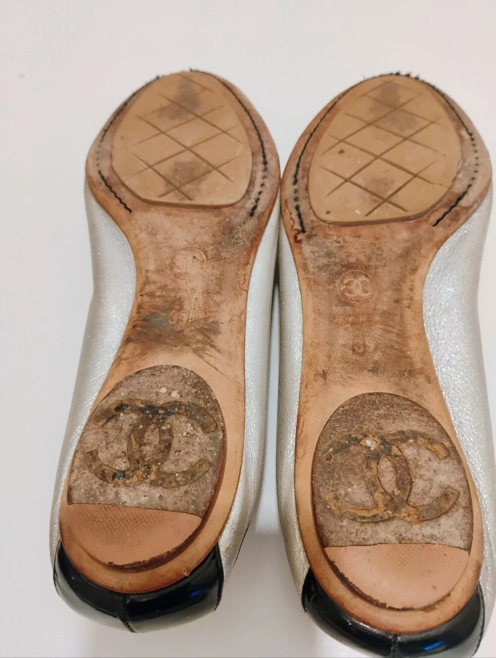 CHANEL Silver Metallic and Black Leather Ballet Flats With CC Logo Size 39